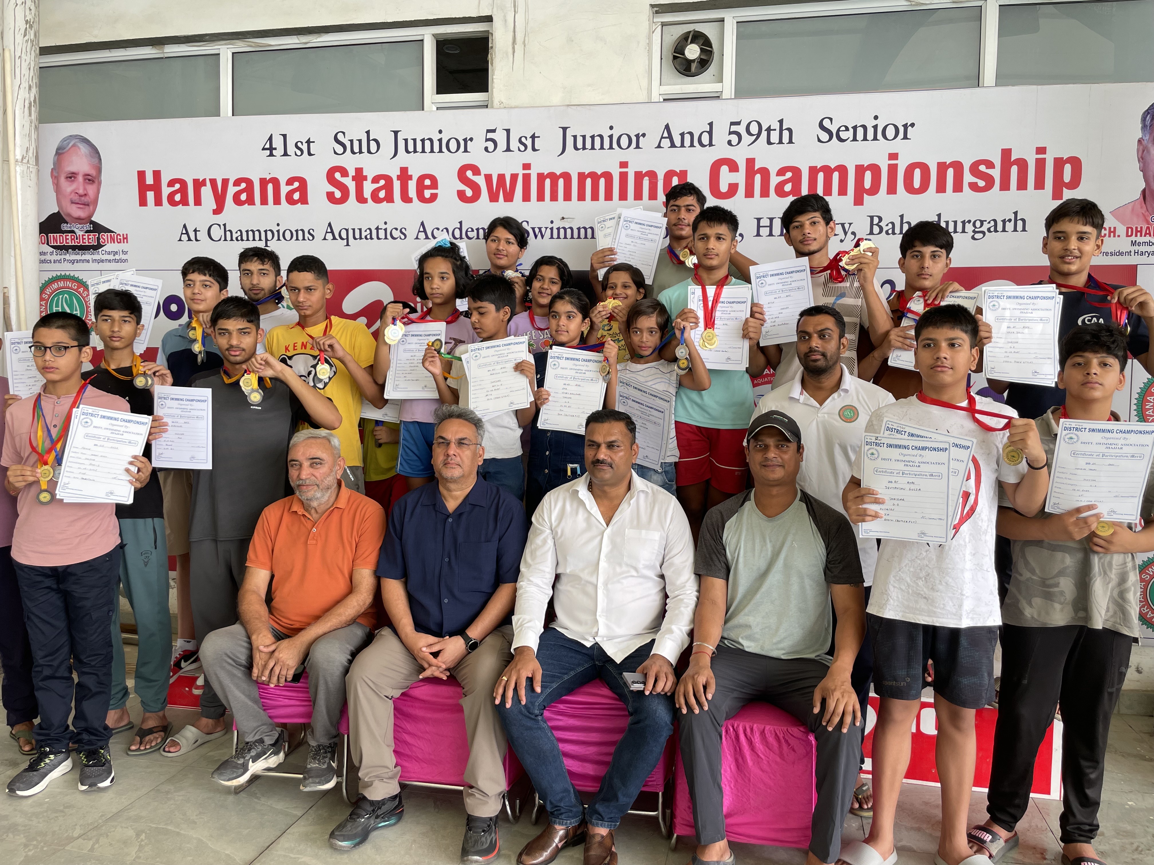 हरियाणा तैराकी संघ के महासचिव अनिल व अन्य के साथ प्रतियोगिता के विजेता तैराक। हरियाणा तैराकी संघ के महासचिव अनिल व अन्य के साथ प्रतियोगिता के विजेता तैराक।