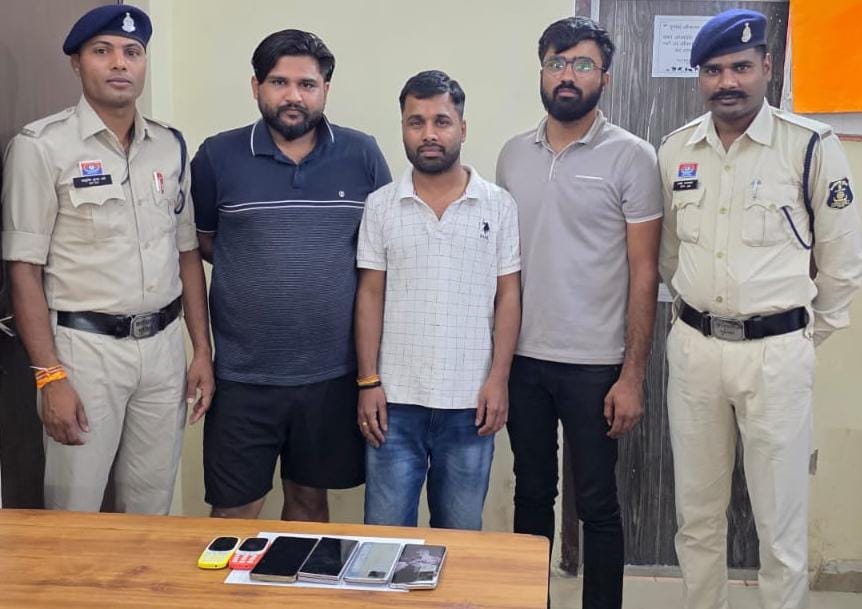 आईपीएल में ऑनलाइन सट्टा खिलाने के तीन आरोपी जेल दाखिल आईपीएल में ऑनलाइन सट्टा खिलाने के तीन आरोपी जेल दाखिल