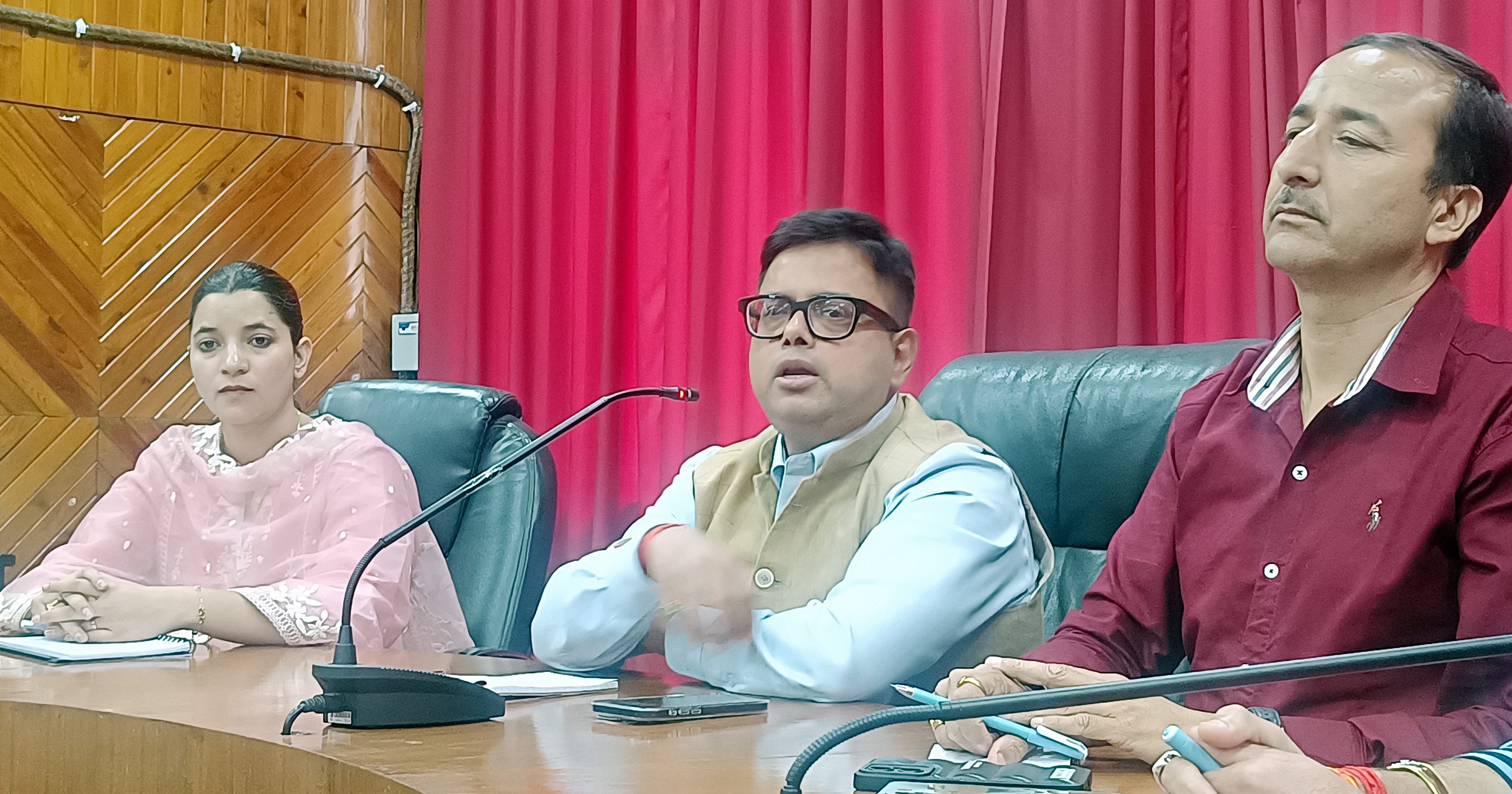 पत्रकारों से वार्ता करते सूचना एवं लोक संपर्क विभाग के संयुक्त निदेशक नितिन उपाध्याय। पत्रकारों से वार्ता करते सूचना एवं लोक संपर्क विभाग के संयुक्त निदेशक नितिन उपाध्याय।