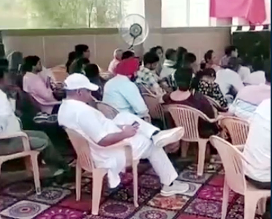 यूनिवर्सिटी के दीक्षांत समारोह में अव्यवस्थाएं हावी, जिन्हें डिग्री मिलनी थीं उन्हें साइकिल स्टैंड में लगी कुर्सियाें पर बिठाया यूनिवर्सिटी के दीक्षांत समारोह में अव्यवस्थाएं हावी, जिन्हें डिग्री मिलनी थीं उन्हें साइकिल स्टैंड में लगी कुर्सियाें पर बिठाया
