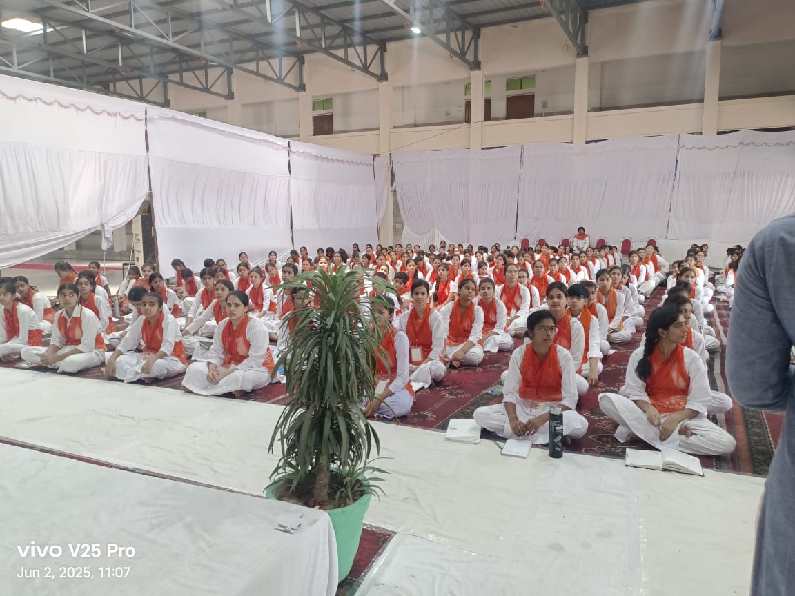 प्रशिक्षण वर्ग में विद्वान वक्ताओं के विचार विचार सुनती बहनें। प्रशिक्षण वर्ग में विद्वान वक्ताओं के विचार विचार सुनती बहनें।