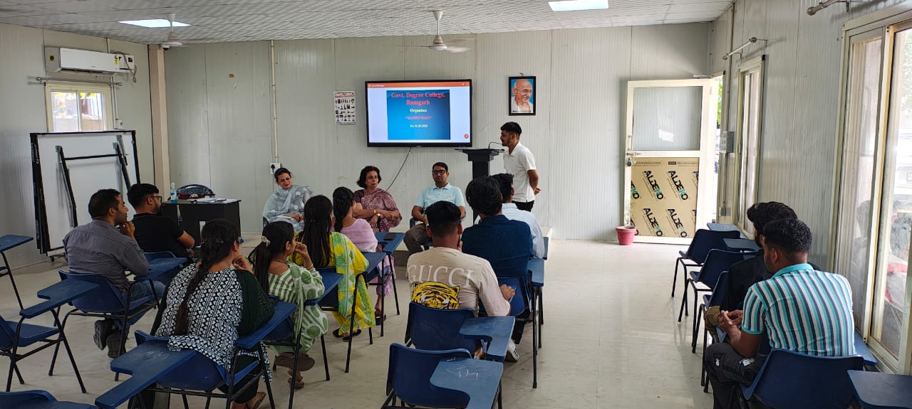 एलुमनी मीट में पूर्व छात्रों ने साझा की यादें और भावनाएं एलुमनी मीट में पूर्व छात्रों ने साझा की यादें और भावनाएं