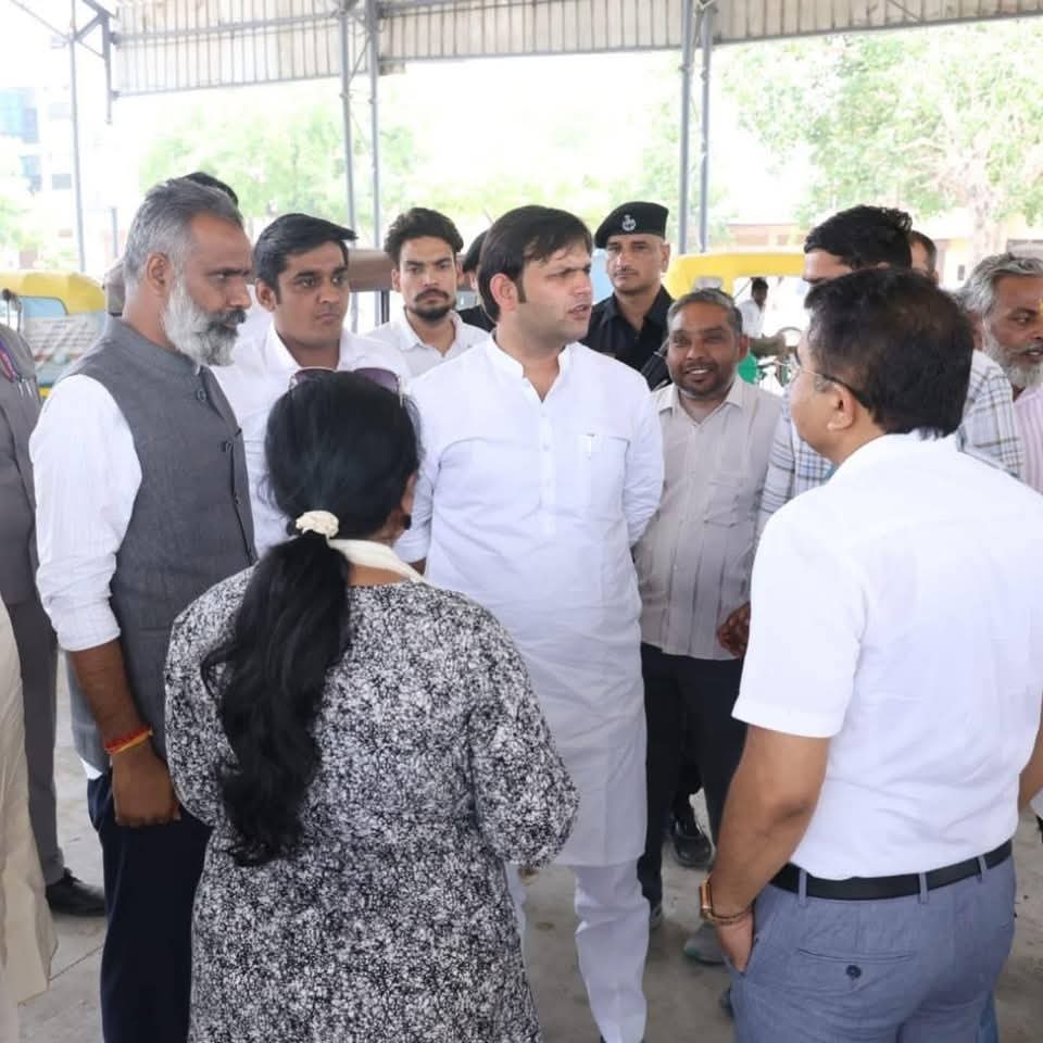 पलवल अनाज मंड़ी में खेल मंत्री रैली स्थल का जायजा लेते हुए पलवल अनाज मंड़ी में खेल मंत्री रैली स्थल का जायजा लेते हुए