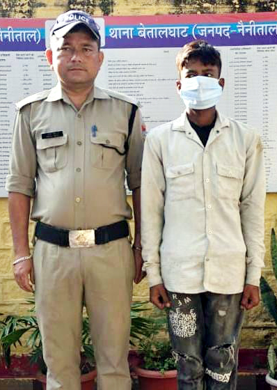 पुलिस की गिरफ्त में आरोपित वारंटी। पुलिस की गिरफ्त में आरोपित वारंटी।