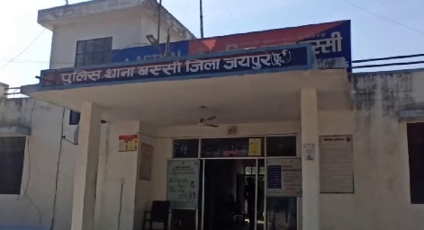 आंधी—तूफान से बचने के लिए खड़ी महिला पर गिरी दीवार आंधी—तूफान से बचने के लिए खड़ी महिला पर गिरी दीवार