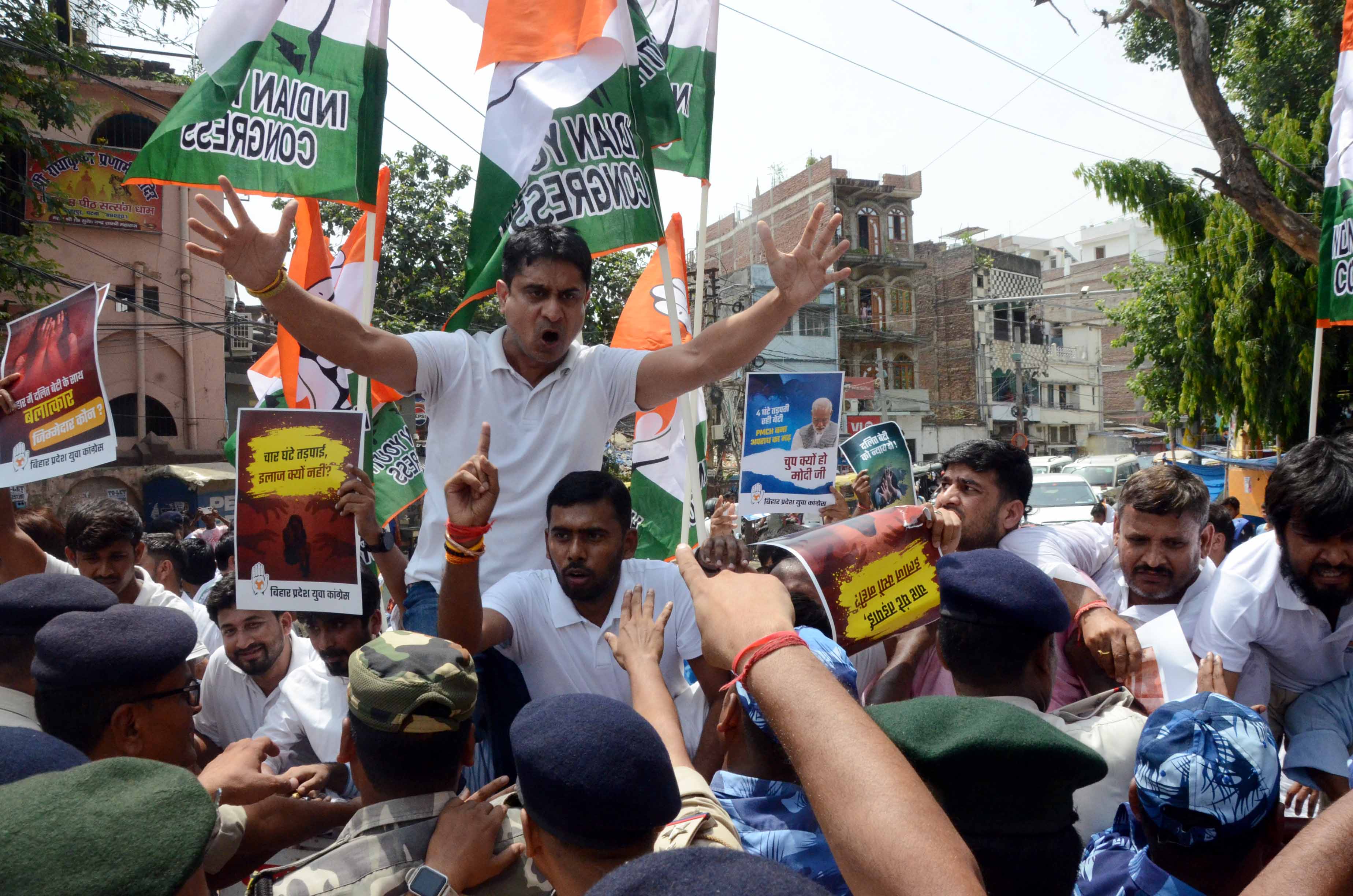 कांग्रेस कार्यकर्ताओं का दलित नाबालिग लड़की के साथ बलात्कार और इलाज के दौरान उसकी मौत के खिलाफ विरोध मार्च के दौरान पुलिस से झड़प कांग्रेस कार्यकर्ताओं का दलित नाबालिग लड़की के साथ बलात्कार और इलाज के दौरान उसकी मौत के खिलाफ विरोध मार्च के दौरान पुलिस से झड़प