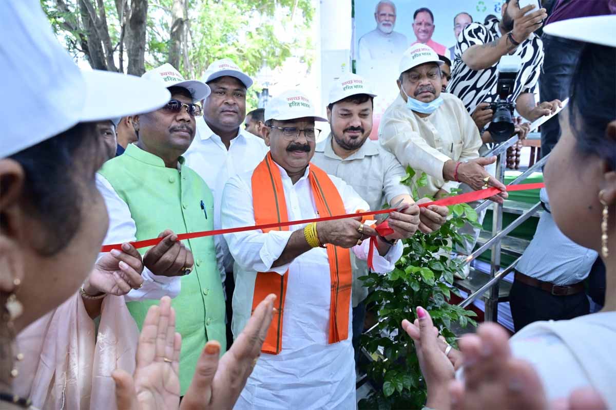 उप मुख्यमंत्री साव हरित स्वच्छता अभियान का शुभारंभ करते उप मुख्यमंत्री साव हरित स्वच्छता अभियान का शुभारंभ करते