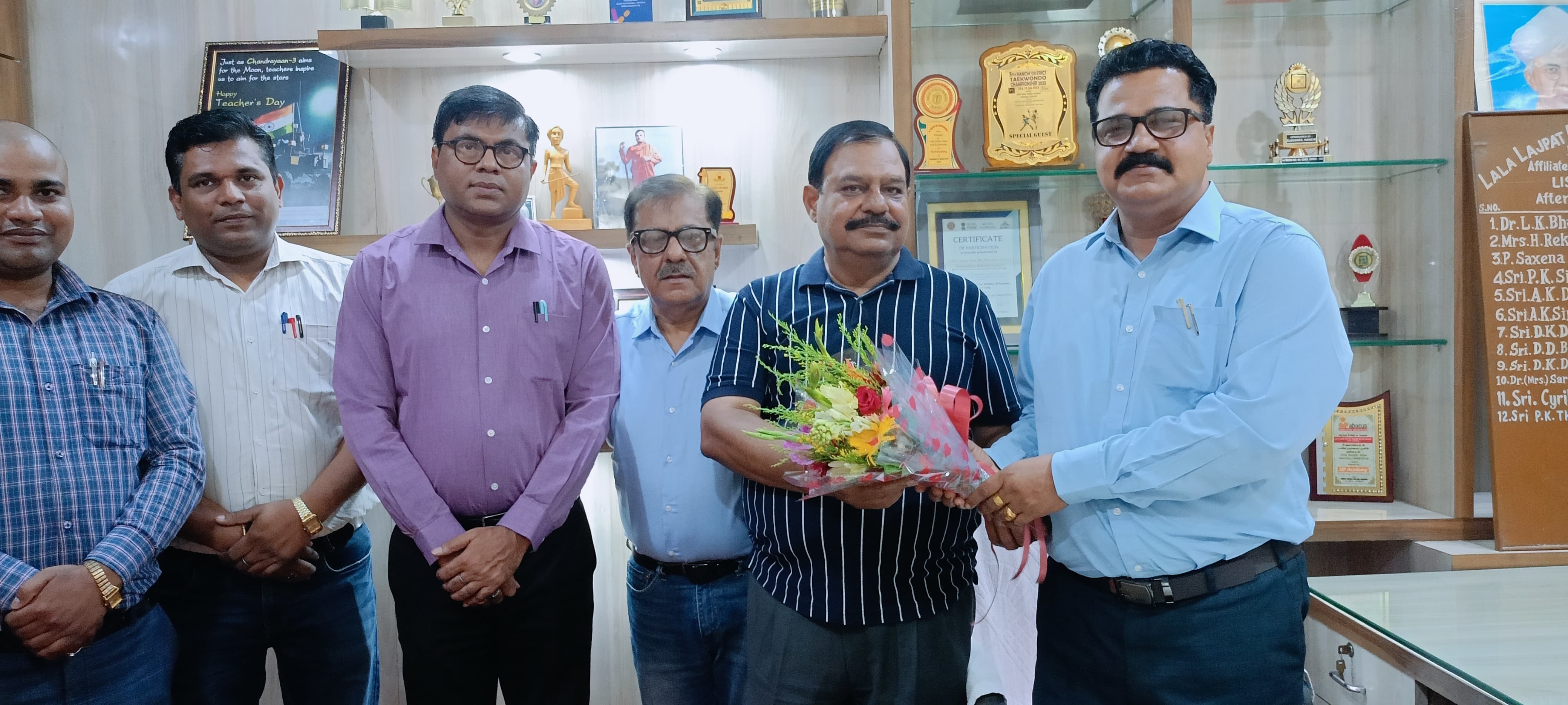 नए प्राचार्य का स्वागत करते शिक्षकों की फोटो नए प्राचार्य का स्वागत करते शिक्षकों की फोटो