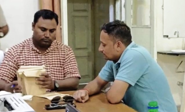जबलपुर लोकायुक्त टीम ने आरक्षक को पांच हजार रुपए की रिश्वत लेते रंगे हाथ पकड़ा जबलपुर लोकायुक्त टीम ने आरक्षक को पांच हजार रुपए की रिश्वत लेते रंगे हाथ पकड़ा