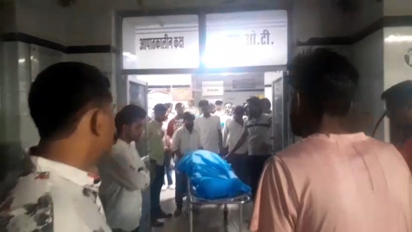 चित्तौड़गढ़ शहर के निकट युवक की हत्या के मामले में शव को जिला चिकित्सालय लाया गया। चित्तौड़गढ़ शहर के निकट युवक की हत्या के मामले में शव को जिला चिकित्सालय लाया गया।