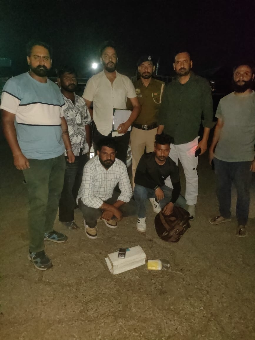 चिट्टे के साथ पकड़े गए आरोपित। चिट्टे के साथ पकड़े गए आरोपित।