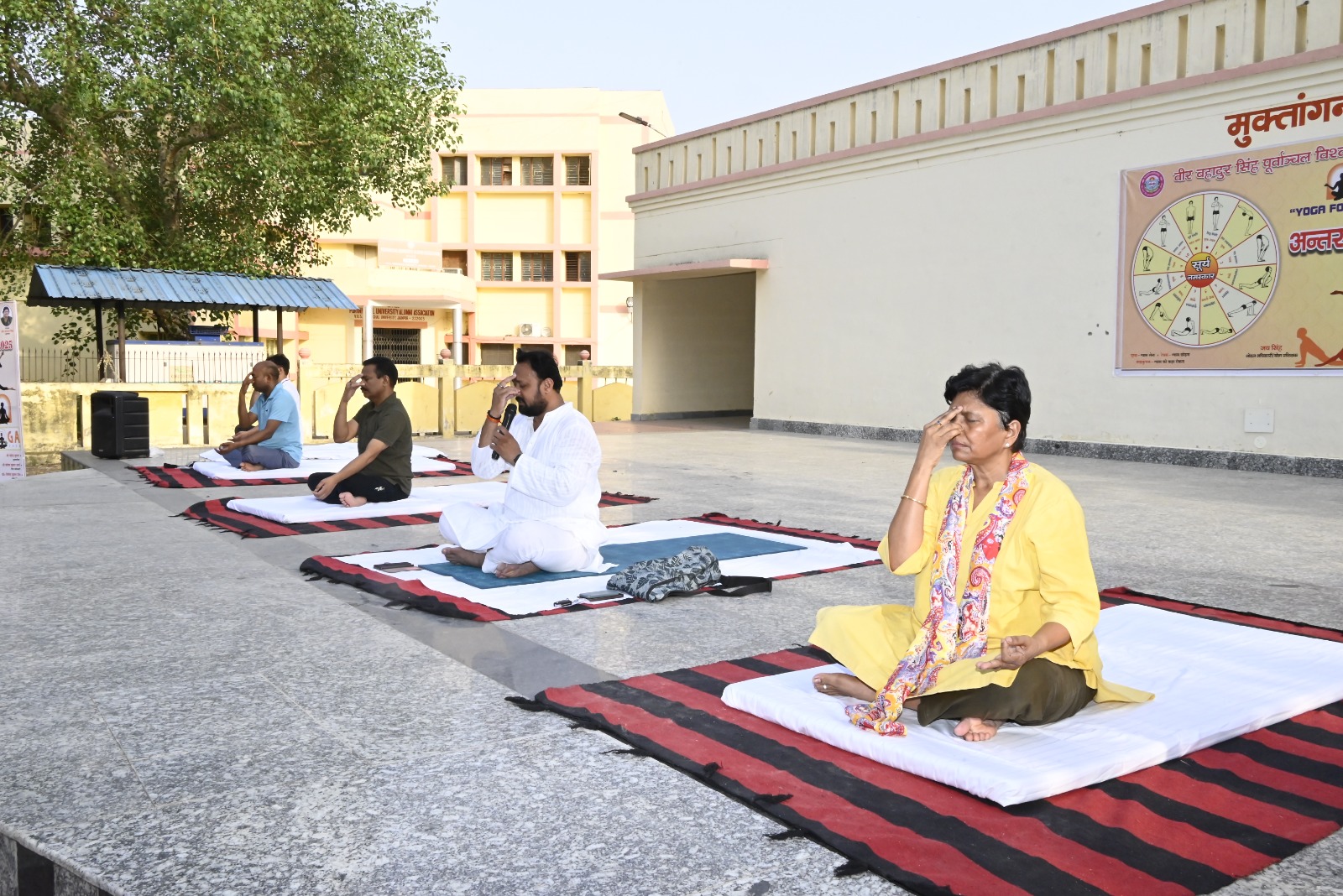 पीयू में योग करते हुए कुलपति डॉ वंदना सिंह पीयू में योग करते हुए कुलपति डॉ वंदना सिंह