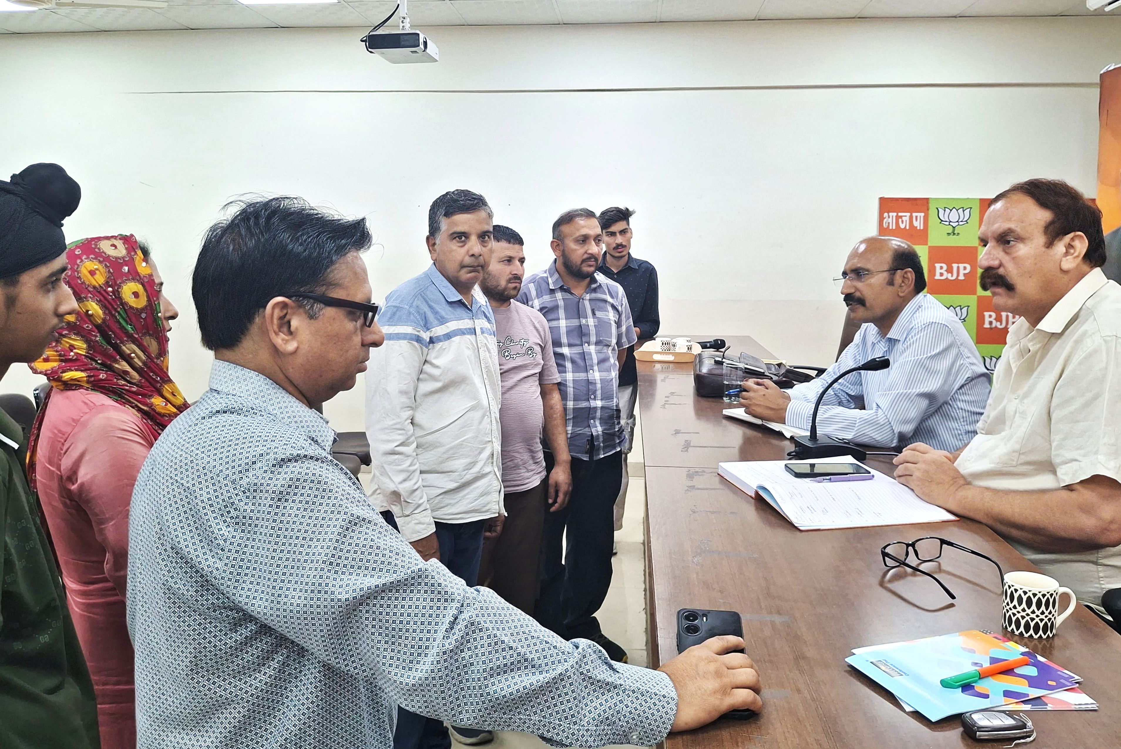 मोहन लाल भगत ने भाजपा मुख्यालय में जनता दरबार लगाया मोहन लाल भगत ने भाजपा मुख्यालय में जनता दरबार लगाया