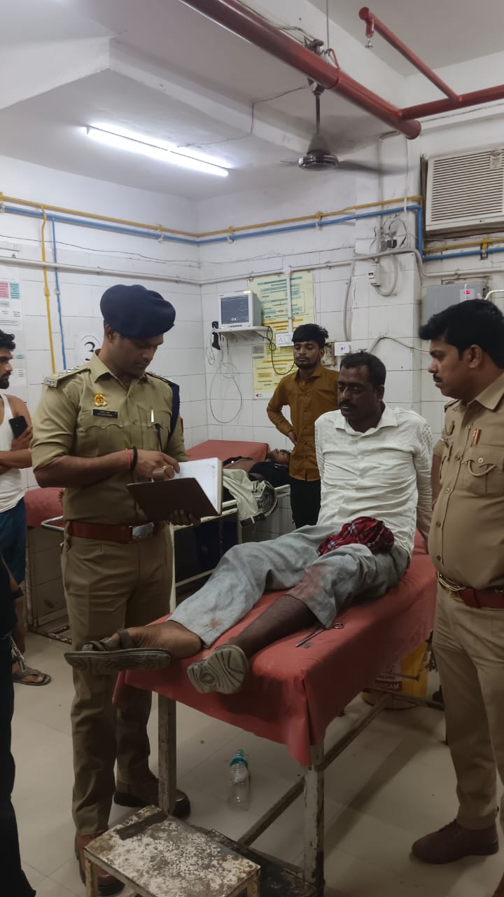 घायल गौ तस्कर से पूछताछ करते हुए क्षेत्राधिकार शहर देवेश कुमार सिंह घायल गौ तस्कर से पूछताछ करते हुए क्षेत्राधिकार शहर देवेश कुमार सिंह
