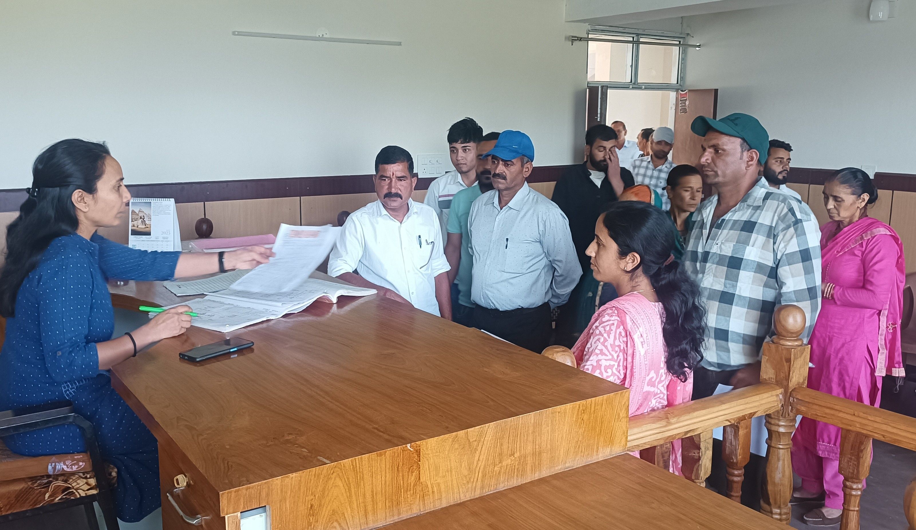 राजस्व अदालत में मामलों का निपटारा करते हुए अधिकारी राजस्व अदालत में मामलों का निपटारा करते हुए अधिकारी