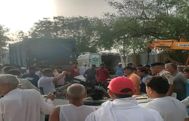 क्रेन की मदद से कार को निकालते हुए। क्रेन की मदद से कार को निकालते हुए।