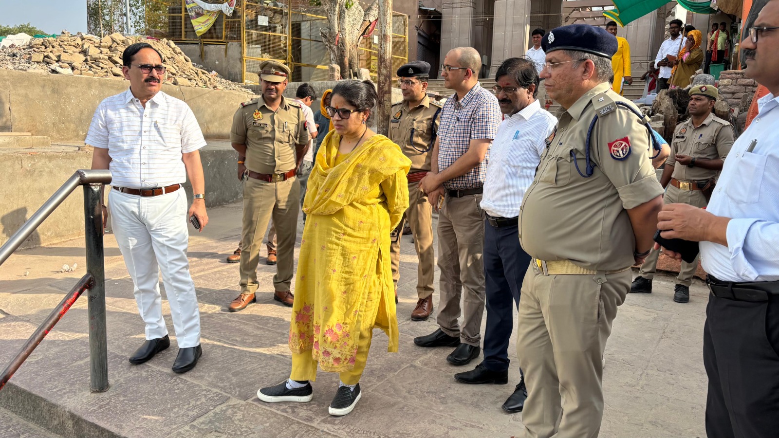 विंध्याचल में तैयारियों का जायजा लेते कमिश्नर व डीएम।
