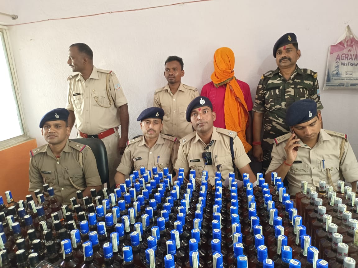 बरामद सामान के साथ पुलिस अधिकारी एवं आरोपी बरामद सामान के साथ पुलिस अधिकारी एवं आरोपी