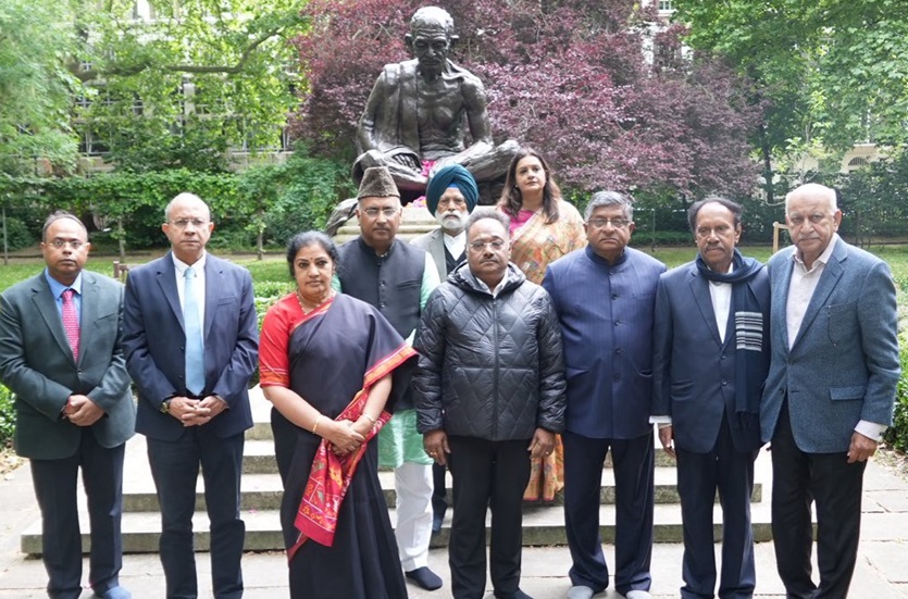 लंदन के टैविस्टॉक स्क्वायर में महात्मा गांधी की प्रतिमा पर पुष्पांजलि अर्पित करने के बाद भारतीय प्रतिनिधिमंडल के सदस्य। फोटो-गुलाम अली खटाना के एक्स हैंडल से। लंदन के टैविस्टॉक स्क्वायर में महात्मा गांधी की प्रतिमा पर पुष्पांजलि अर्पित करने के बाद भारतीय प्रतिनिधिमंडल के सदस्य। फोटो-गुलाम अली खटाना के एक्स हैंडल से।