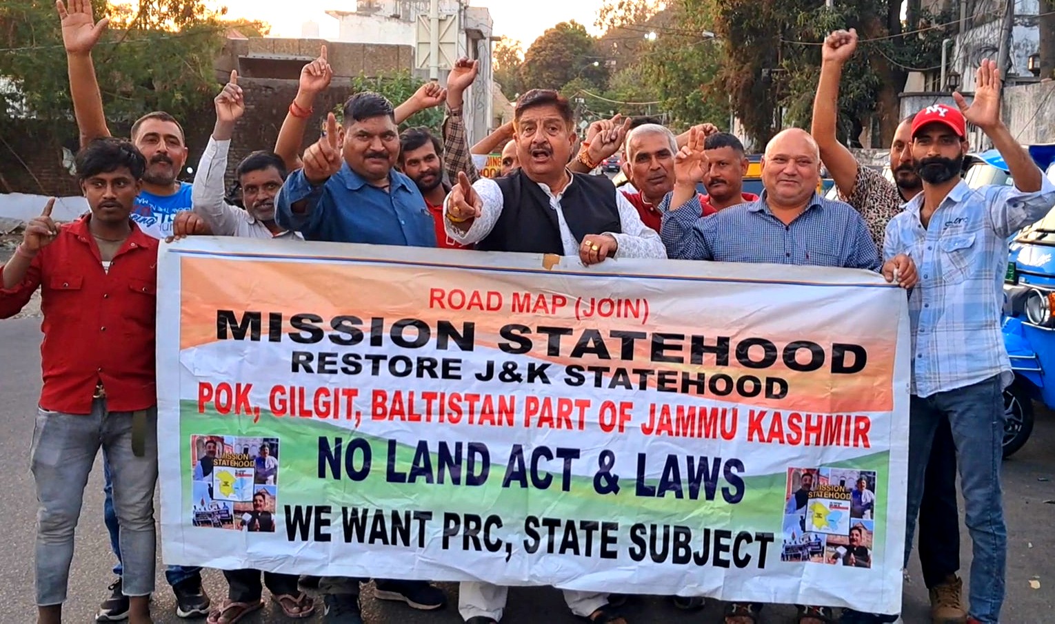 जम्मू कश्मीर के पूर्ण राज्य दर्जा की मांग को लेकर प्रदर्शन जम्मू कश्मीर के पूर्ण राज्य दर्जा की मांग को लेकर प्रदर्शन