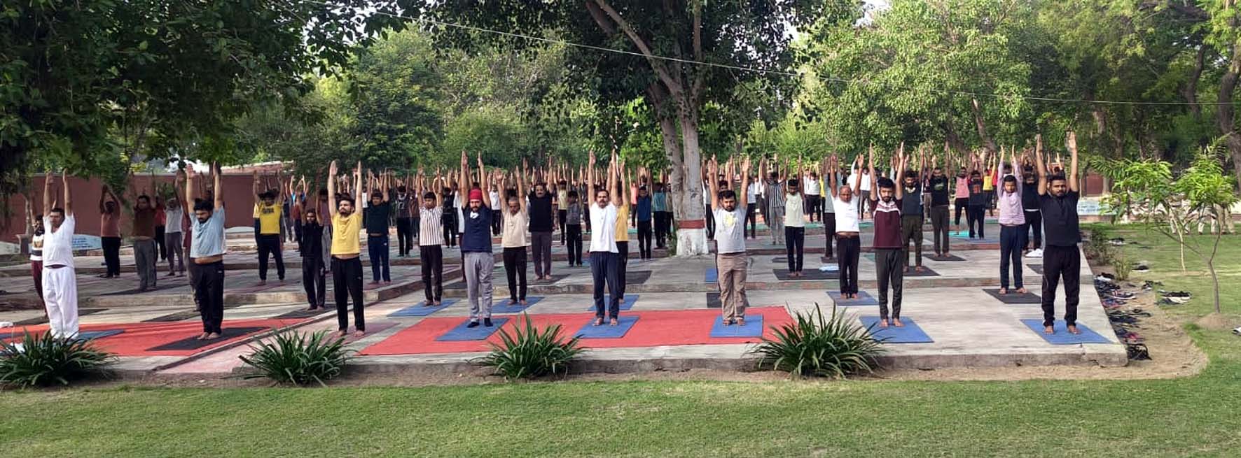 योग सत्र में योगाभ्यास करते कैदी। योग सत्र में योगाभ्यास करते कैदी।