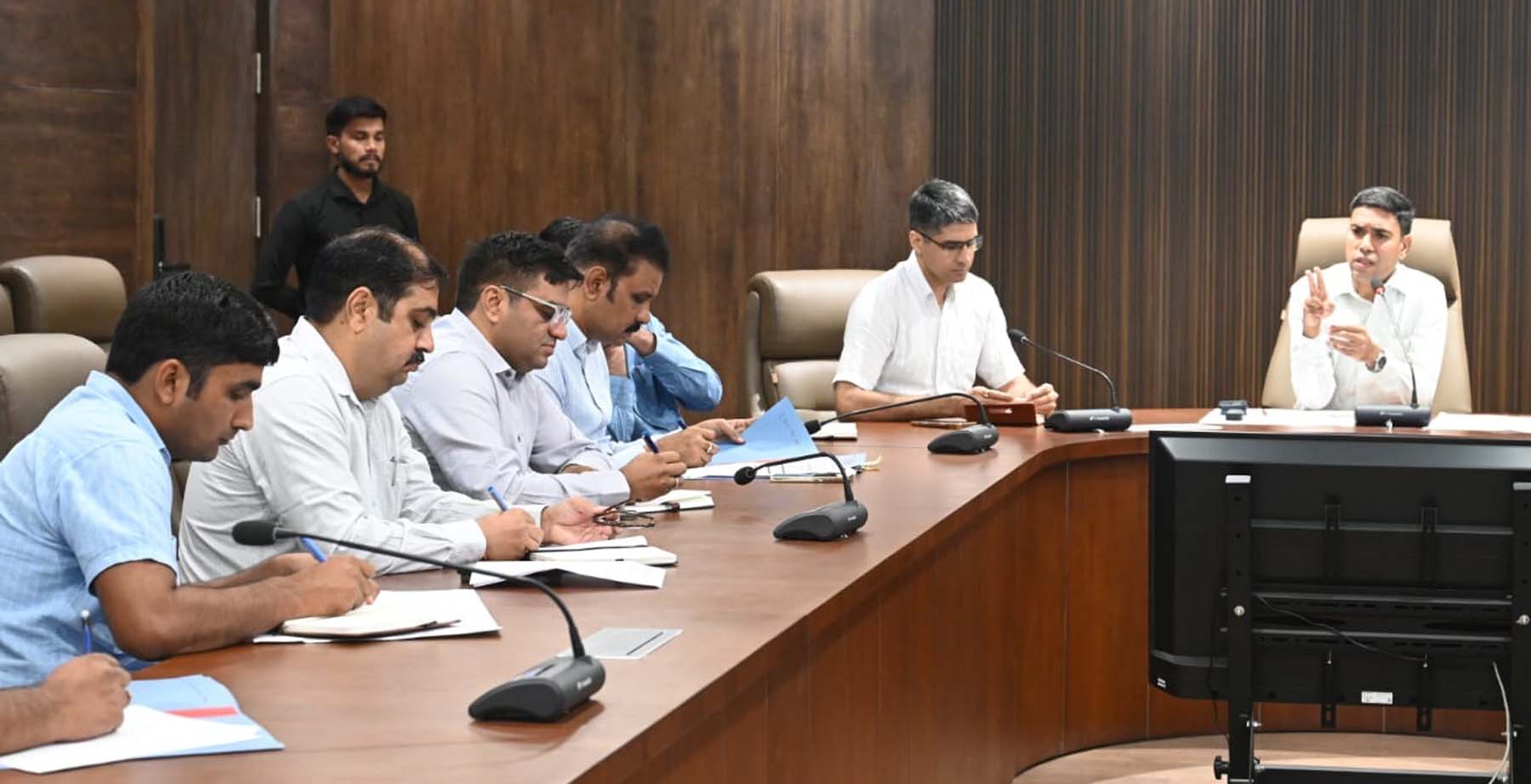 गुरुग्राम नगर निगम में प्रॉपर्टी टैक्स को लेकर अधिकारियों व कर्मचारियों की बैठक लेते निगमायुक्त प्रदीप दहिया।