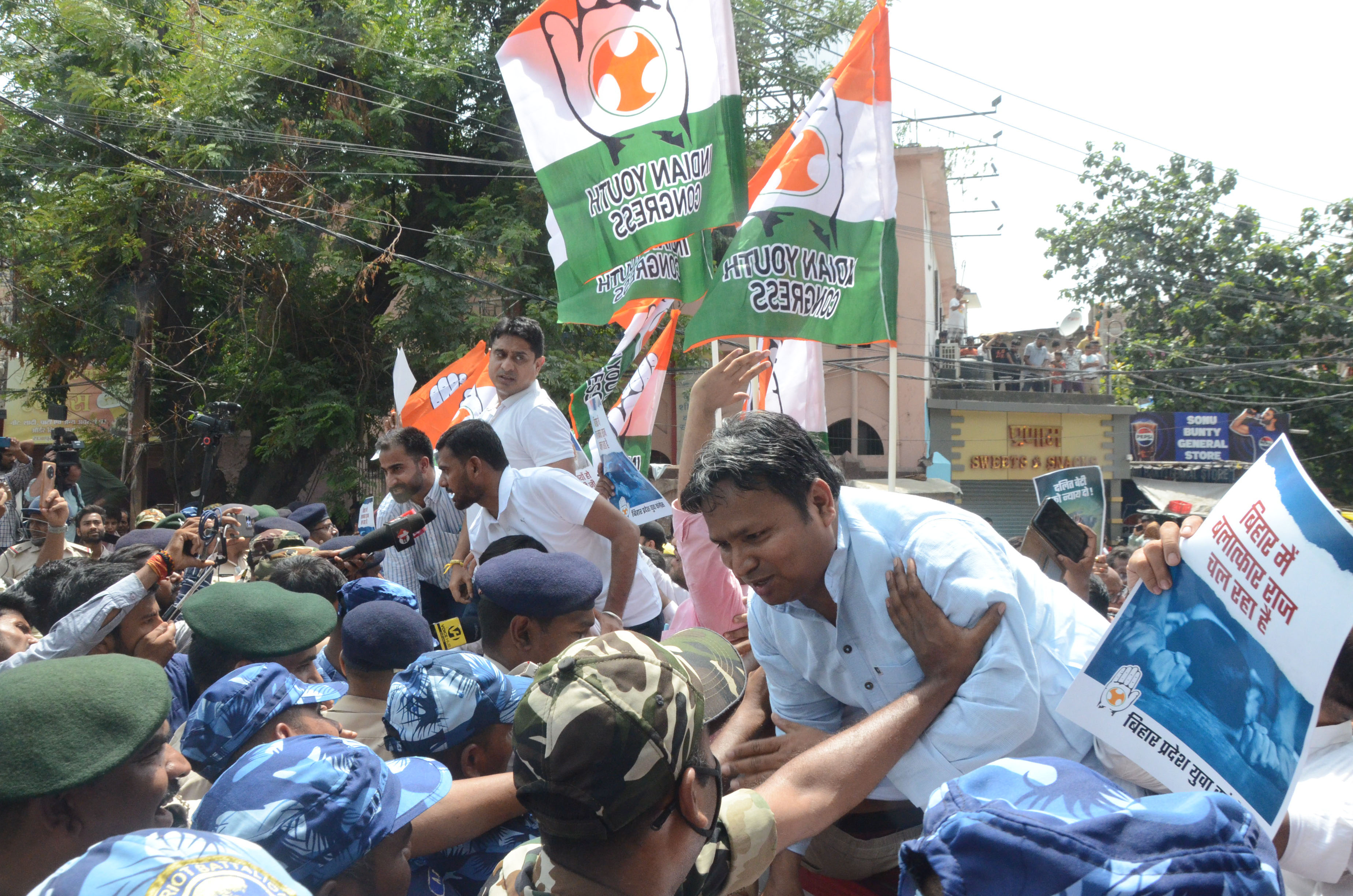 कांग्रेस कार्यकर्ताओं का दलित नाबालिग लड़की के साथ बलात्कार और इलाज के दौरान उसकी मौत के खिलाफ विरोध मार्च के दौरान पुलिस से झड़प कांग्रेस कार्यकर्ताओं का दलित नाबालिग लड़की के साथ बलात्कार और इलाज के दौरान उसकी मौत के खिलाफ विरोध मार्च के दौरान पुलिस से झड़प