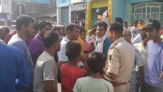 सदक जैम करते ग्रामीण सदक जैम करते ग्रामीण