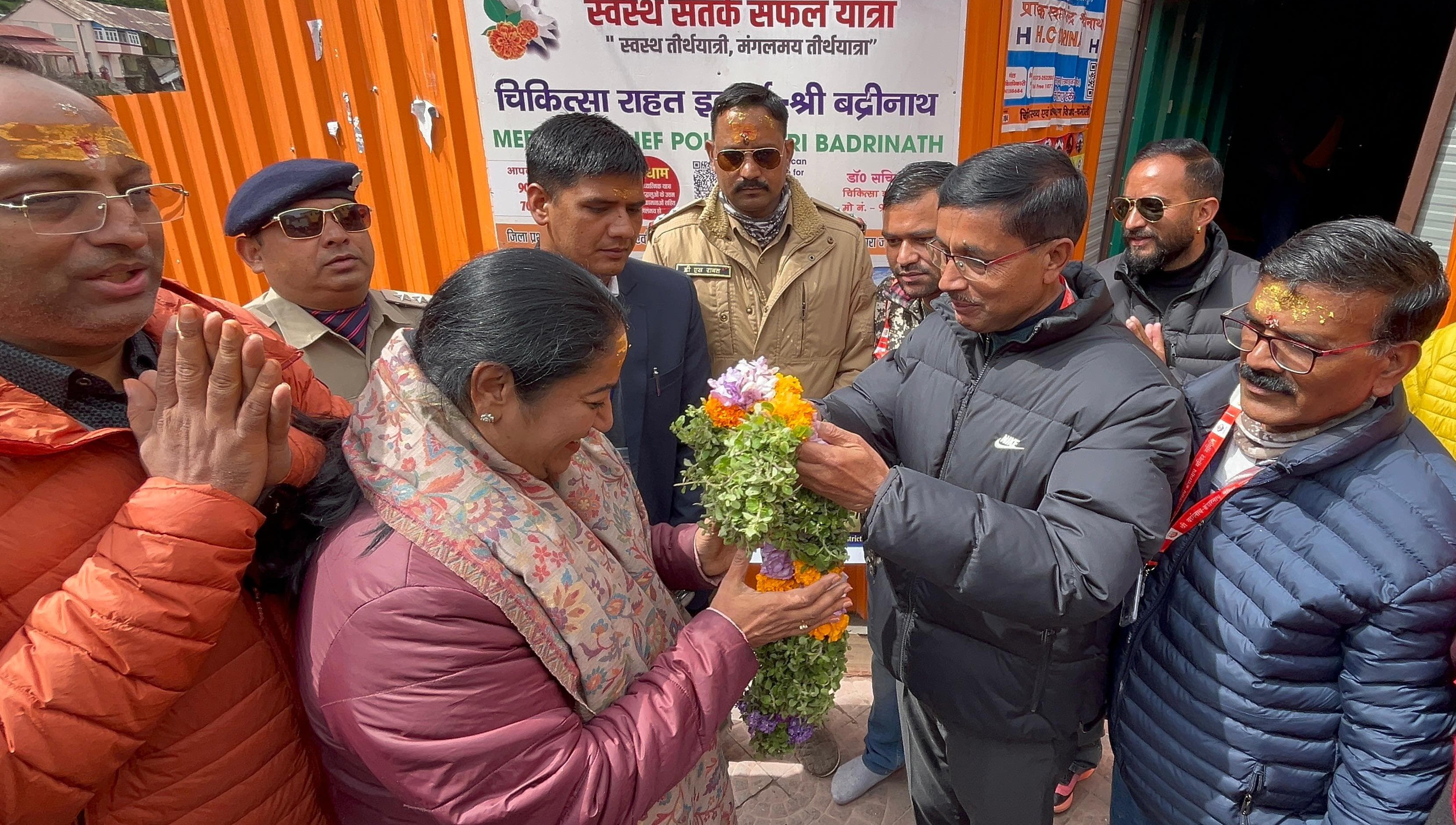 बदरीनाथ धाम में बीकेटीसी के पदाधिकारी सीएम रेखा गुप्ता का स्वागत करते हुए।