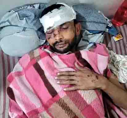 ट्रेन से फेंके जाने के बाद घायल दीपक ट्रेन से फेंके जाने के बाद घायल दीपक