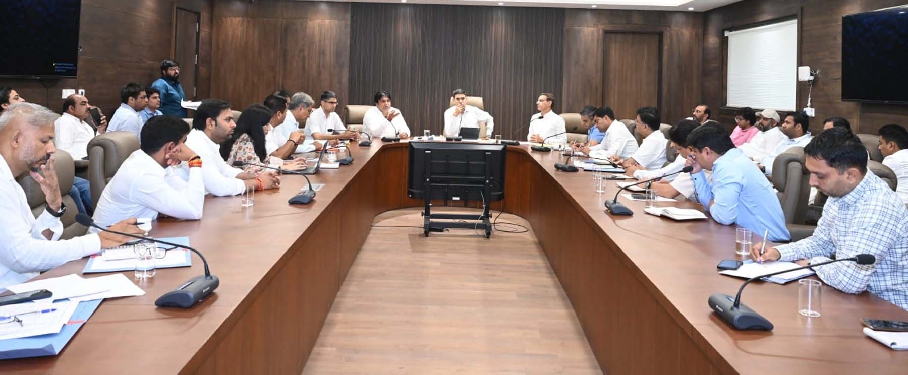 गुरुग्राम विधानसभा में मूलभूत सुविधाओं को लेकर बैठक लेते निगमायुक्त व विधायक। गुरुग्राम विधानसभा में मूलभूत सुविधाओं को लेकर बैठक लेते निगमायुक्त व विधायक।