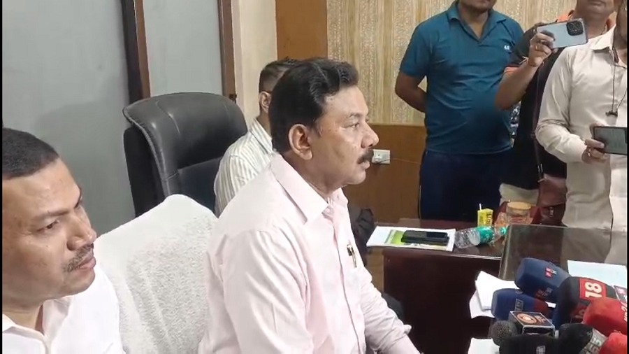 संवाददाता सम्मेलन को संबोधित करते हुए मंत्री रंजीत कुमार दास। संवाददाता सम्मेलन को संबोधित करते हुए मंत्री रंजीत कुमार दास।