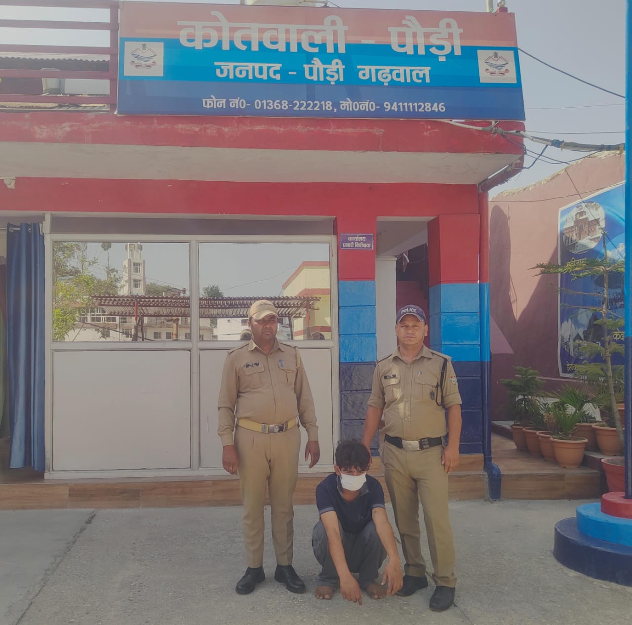 पुलिस की गिरफ्त में हत्यारोपी युवक पुलिस की गिरफ्त में हत्यारोपी युवक