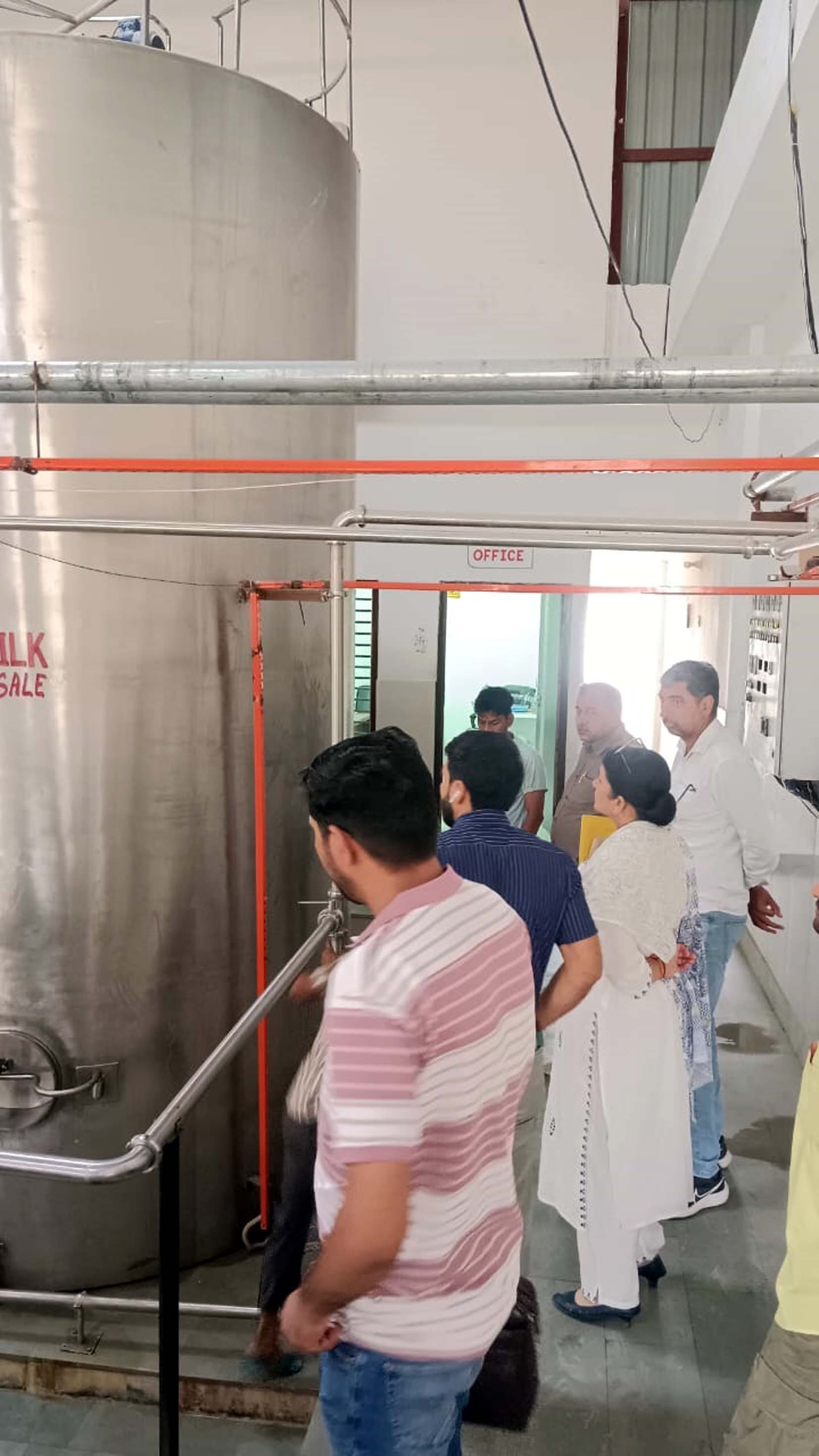 गणपति चिलिंग प्लांट पर जांच पड़ताल करते सीएम फ्लाइंग टीम। गणपति चिलिंग प्लांट पर जांच पड़ताल करते सीएम फ्लाइंग टीम।