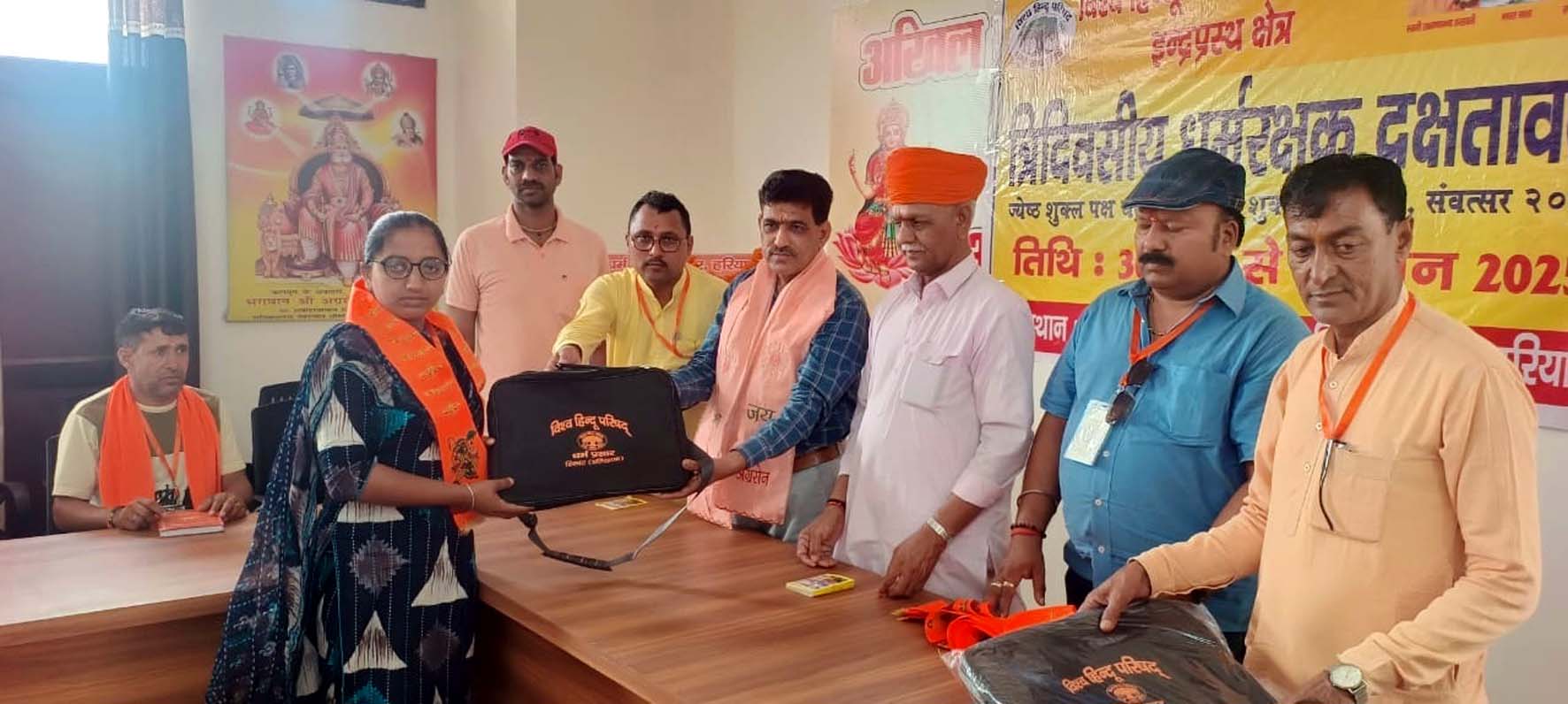 समापन अवसर पर प्रशिक्षणार्थियों को स्मृति चिंह भेंट करते अतिथिगण। समापन अवसर पर प्रशिक्षणार्थियों को स्मृति चिंह भेंट करते अतिथिगण।