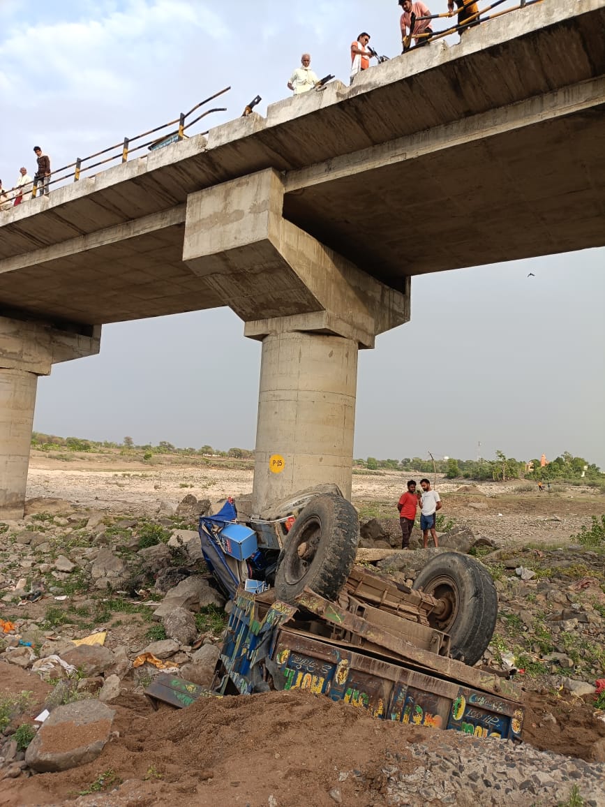 गिरा रेत से भरा ट्रेक्टर-ट्राॅली, चालक की मौत गिरा रेत से भरा ट्रेक्टर-ट्राॅली, चालक की मौत