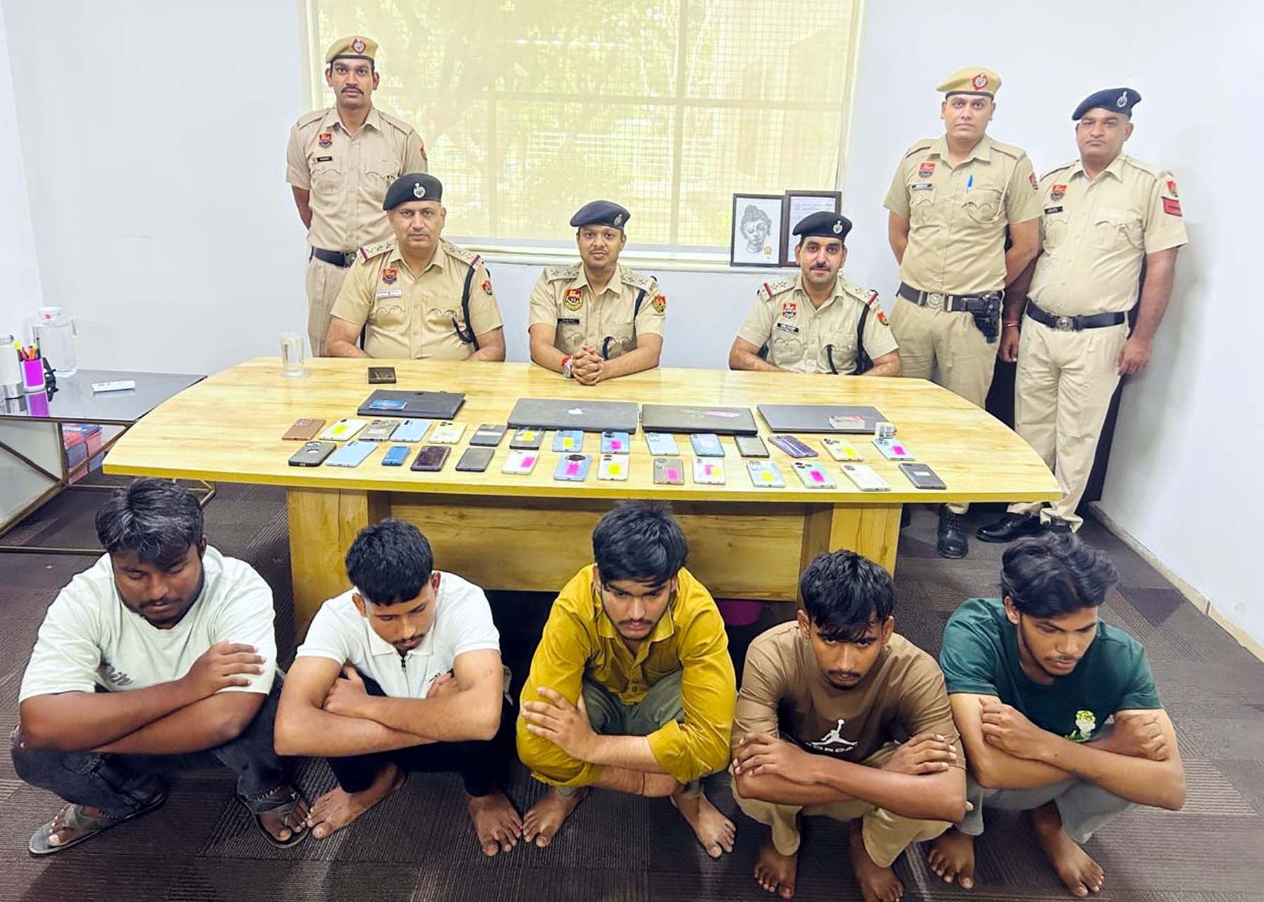गुरुग्राम पुलिस द्वारा बिहार से काबू किए गए साइबर ठग। गुरुग्राम पुलिस द्वारा बिहार से काबू किए गए साइबर ठग।