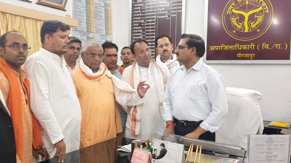 कलेक्ट्रेट कार्यालय पर एडीएम को ज्ञापन सौपते गोरक्षा विभाग के कार्यकर्ता