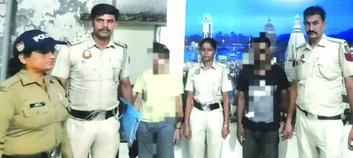 पुलिस गिरफ्त में आरोपित पुलिस गिरफ्त में आरोपित