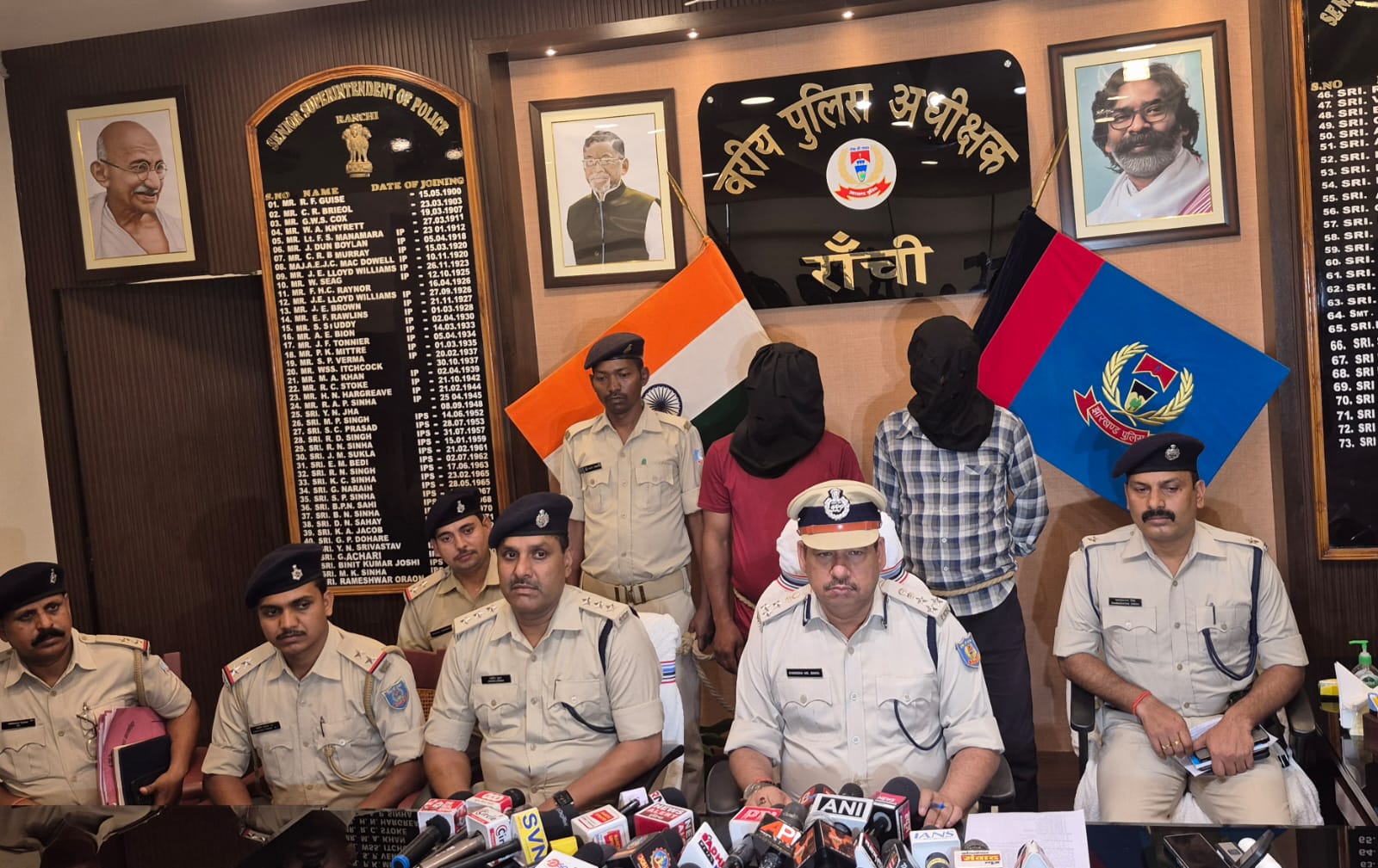 डीआईजी प्रेस कांफ्रेस करते हुए