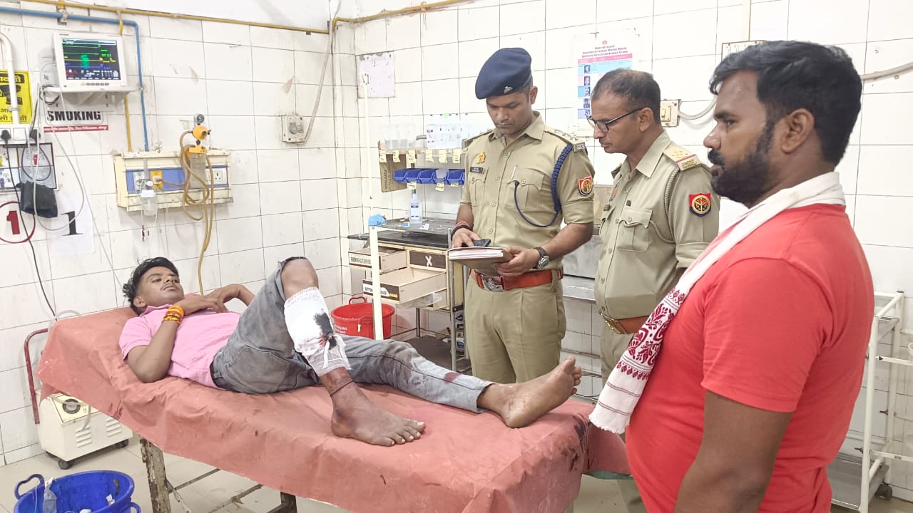 गिरफ्तार आरोपी हॉस्पिटल में भर्ती पूछताछ करते क्षेत्राधिकार शहर देवेश कुमार सिंह गिरफ्तार आरोपी हॉस्पिटल में भर्ती पूछताछ करते क्षेत्राधिकार शहर देवेश कुमार सिंह