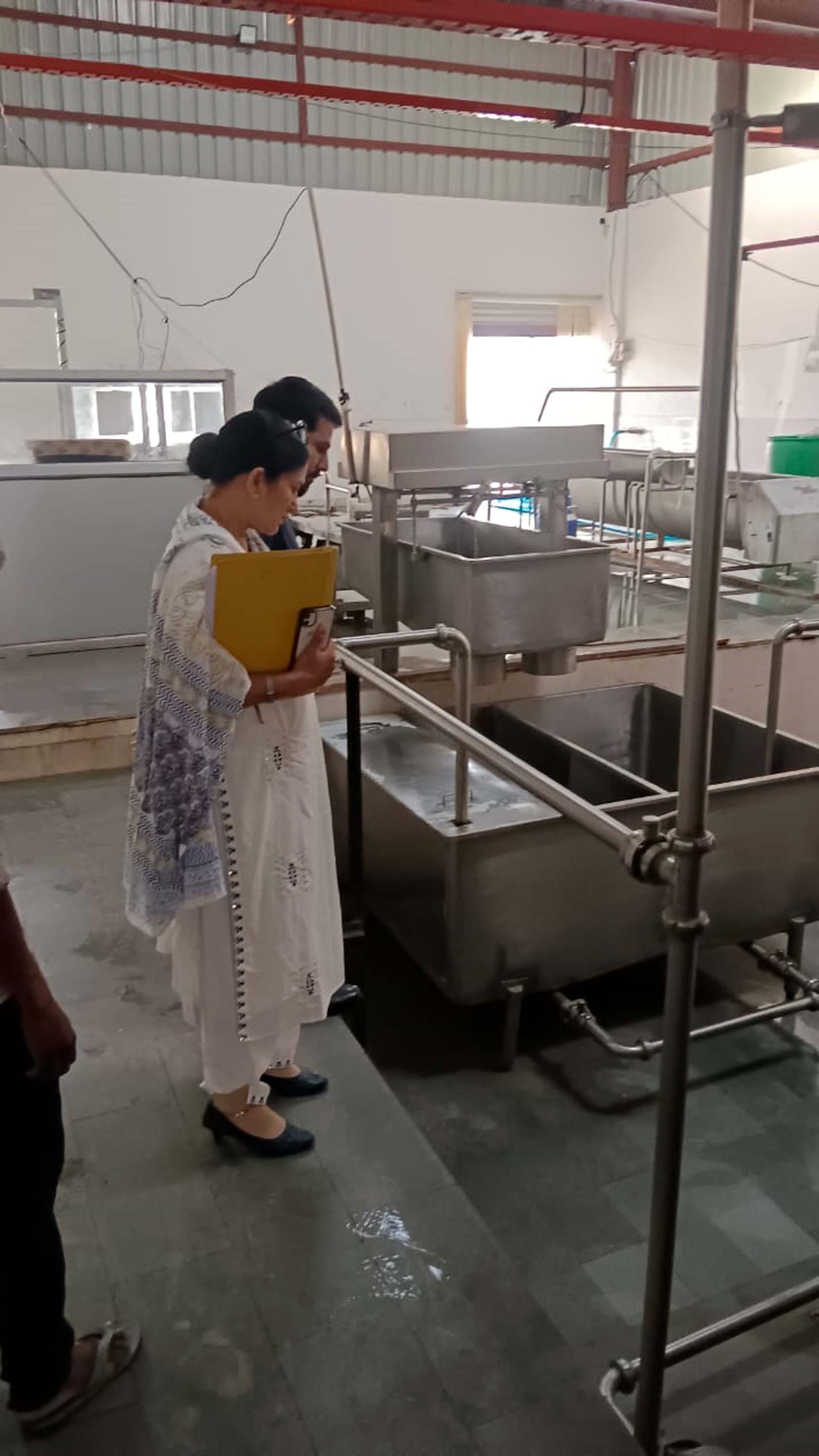 गणपति चिलिंग प्लांट पर जांच पड़ताल करते सीएम फ्लाइंग टीम। गणपति चिलिंग प्लांट पर जांच पड़ताल करते सीएम फ्लाइंग टीम।