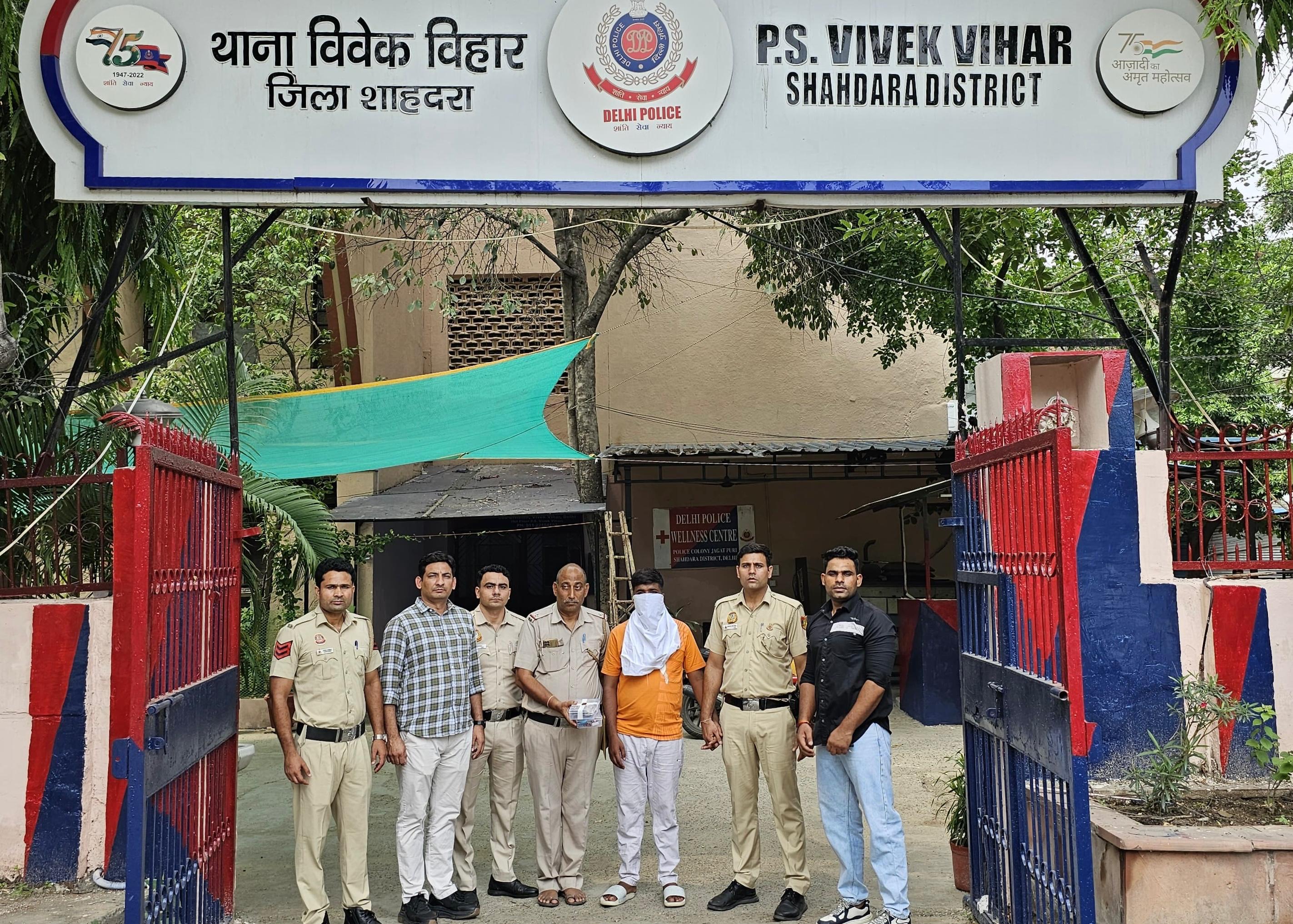 लूट के मामले में पकड़े गए आरोपित की फोटो लूट के मामले में पकड़े गए आरोपित की फोटो