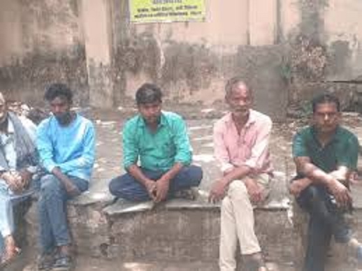 पाेस्टमार्टम कक्ष के बाहर छात्रा के परिजन पाेस्टमार्टम कक्ष के बाहर छात्रा के परिजन