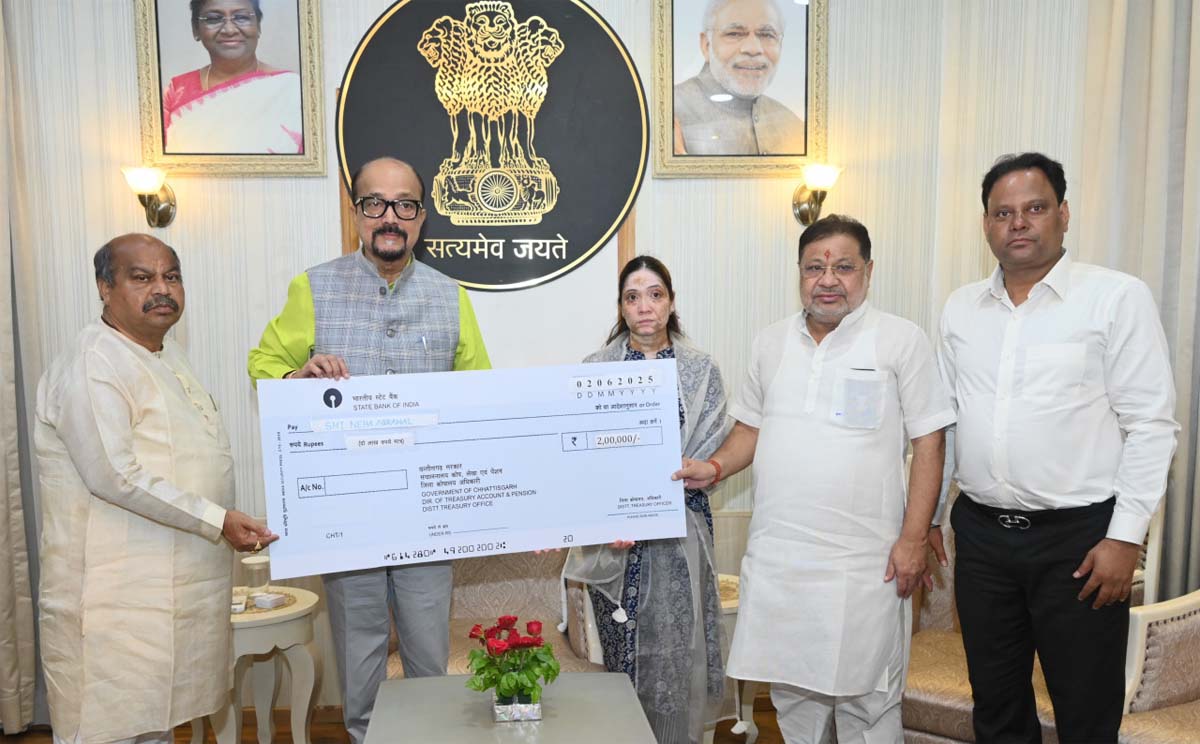 राज्यपाल  डेका ने  स्वर्गीय अग्रवाल के परिजनों को  सहायता राशि प्रदान करते