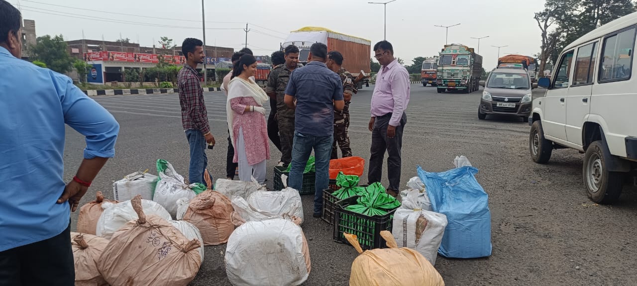 जांच के दौरान जप्त किया गया खाद्य सामग्री जांच के दौरान जप्त किया गया खाद्य सामग्री