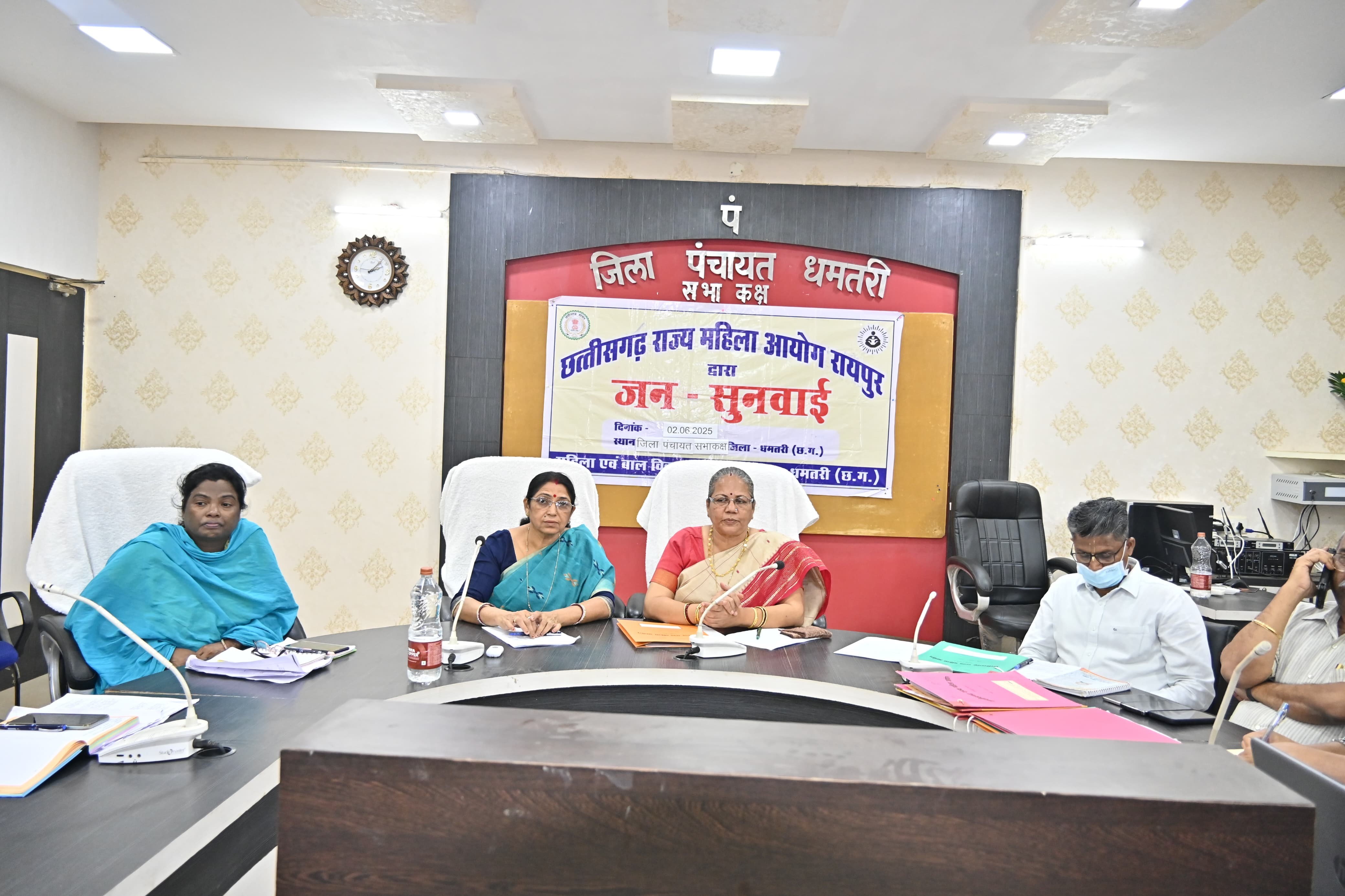 जिला पंचायत कार्यालय में छग राज्य महिला आयोग की अध्यक्ष डा किरमणमयी नायक सुनवाई करती हुई।
