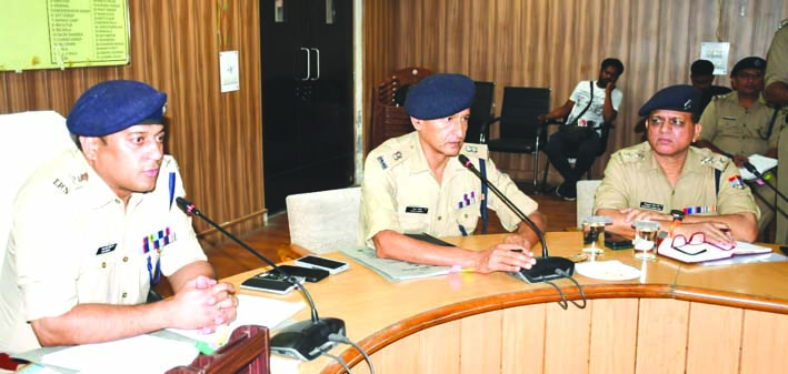 बैठक के दौरान एसएसपी बैठक के दौरान एसएसपी