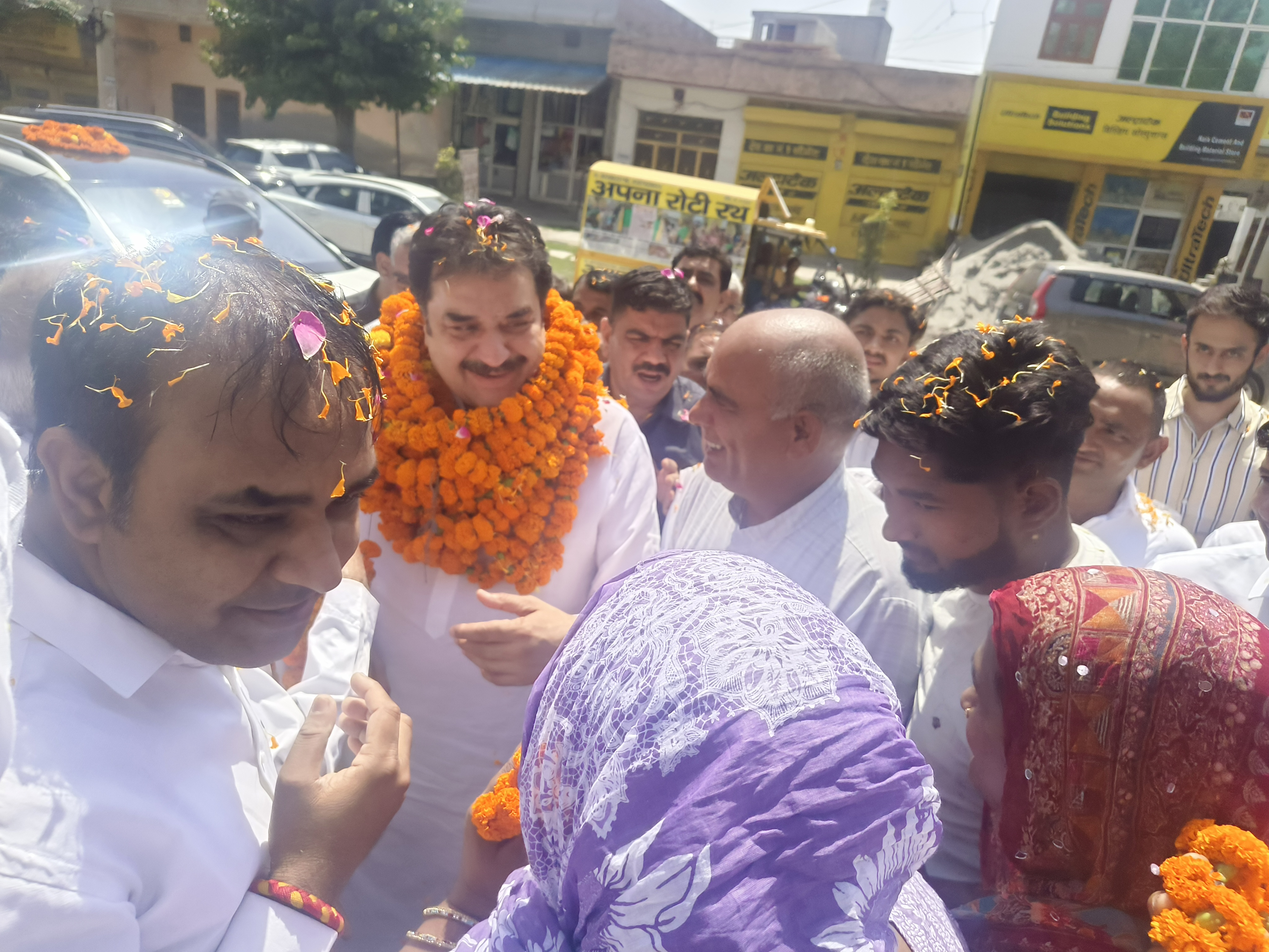कार्यकर्ताओं से मिलते हुए कुलदीप बिश्रोई। कार्यकर्ताओं से मिलते हुए कुलदीप बिश्रोई।