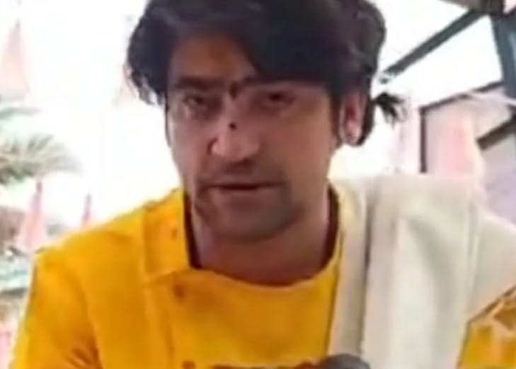 पत्रकारों से चर्चा करते बाबा बागेश्वर